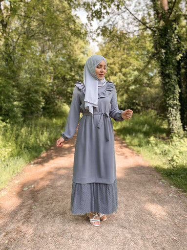 Rüschendetailliertes Hijab-Kleid in Grau