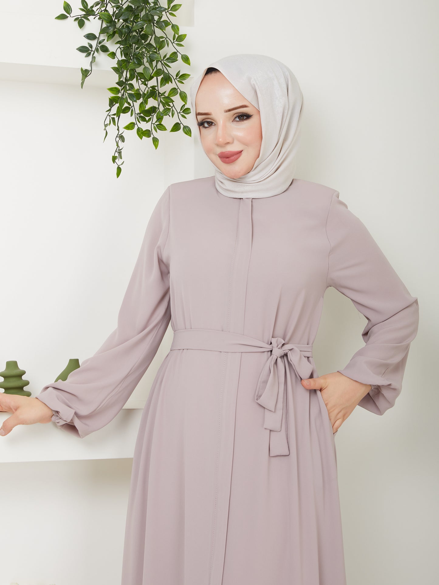 Lässige Hijab-Abaya mit Taillengürtel – Ecru