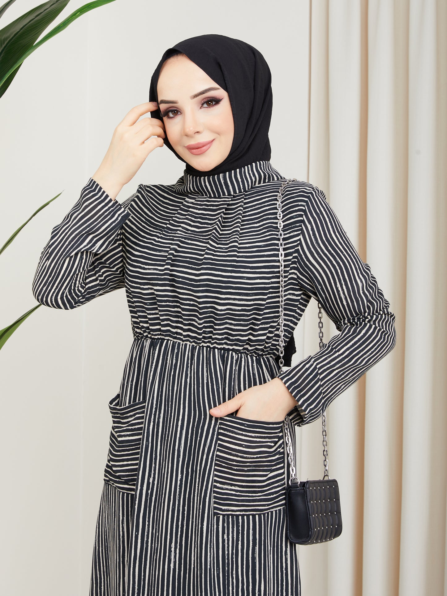 Taschengestreiftes Hijab-Kleid Schwarz